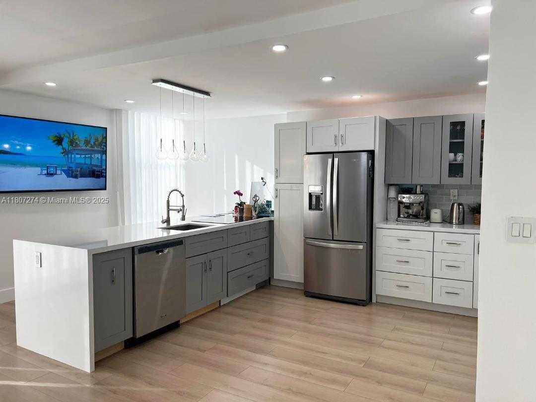 Small Image of 20335 #1801, Aventura Number 7