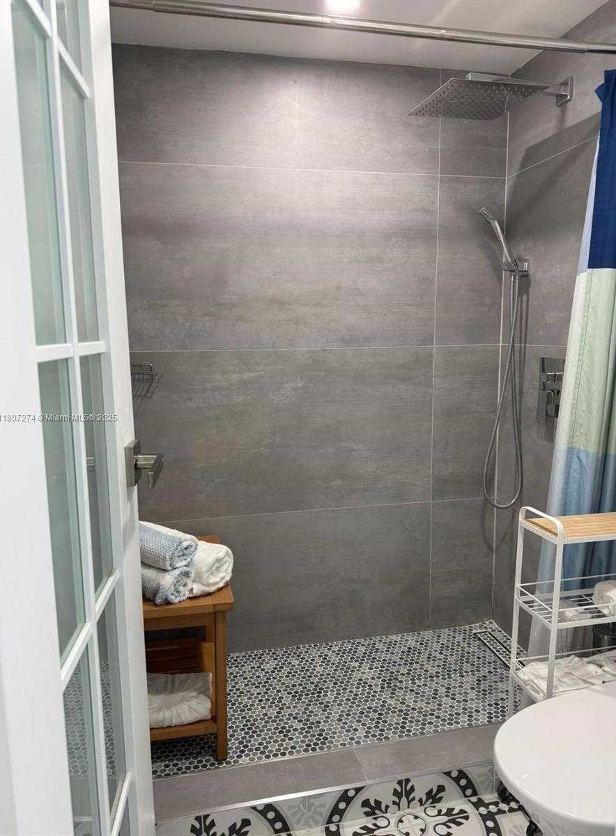 Small Image of 20335 #1801, Aventura Number 9
