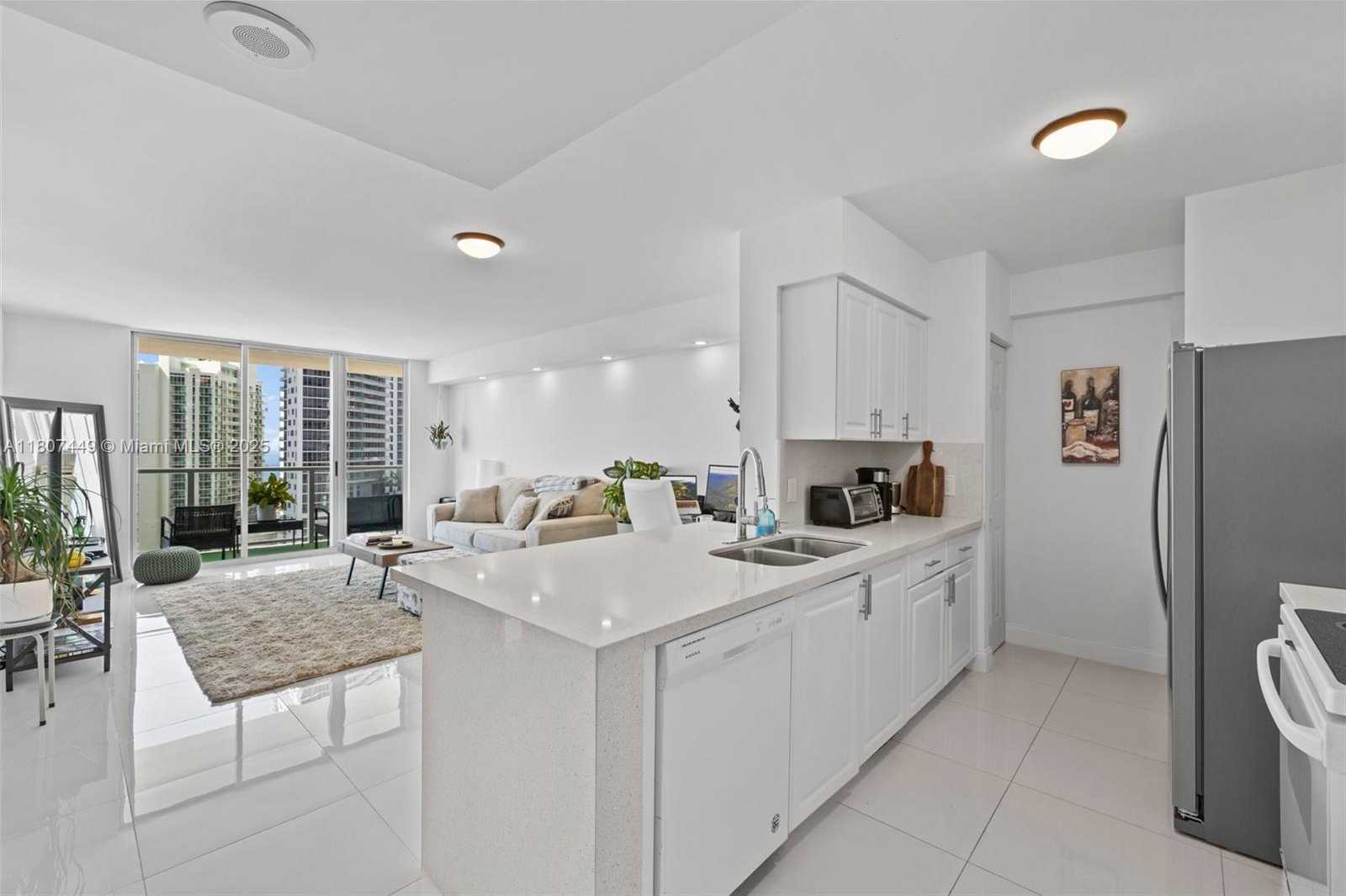 Small Image of 1155 BRICKELL BAY DR #2005, Miami Number 18