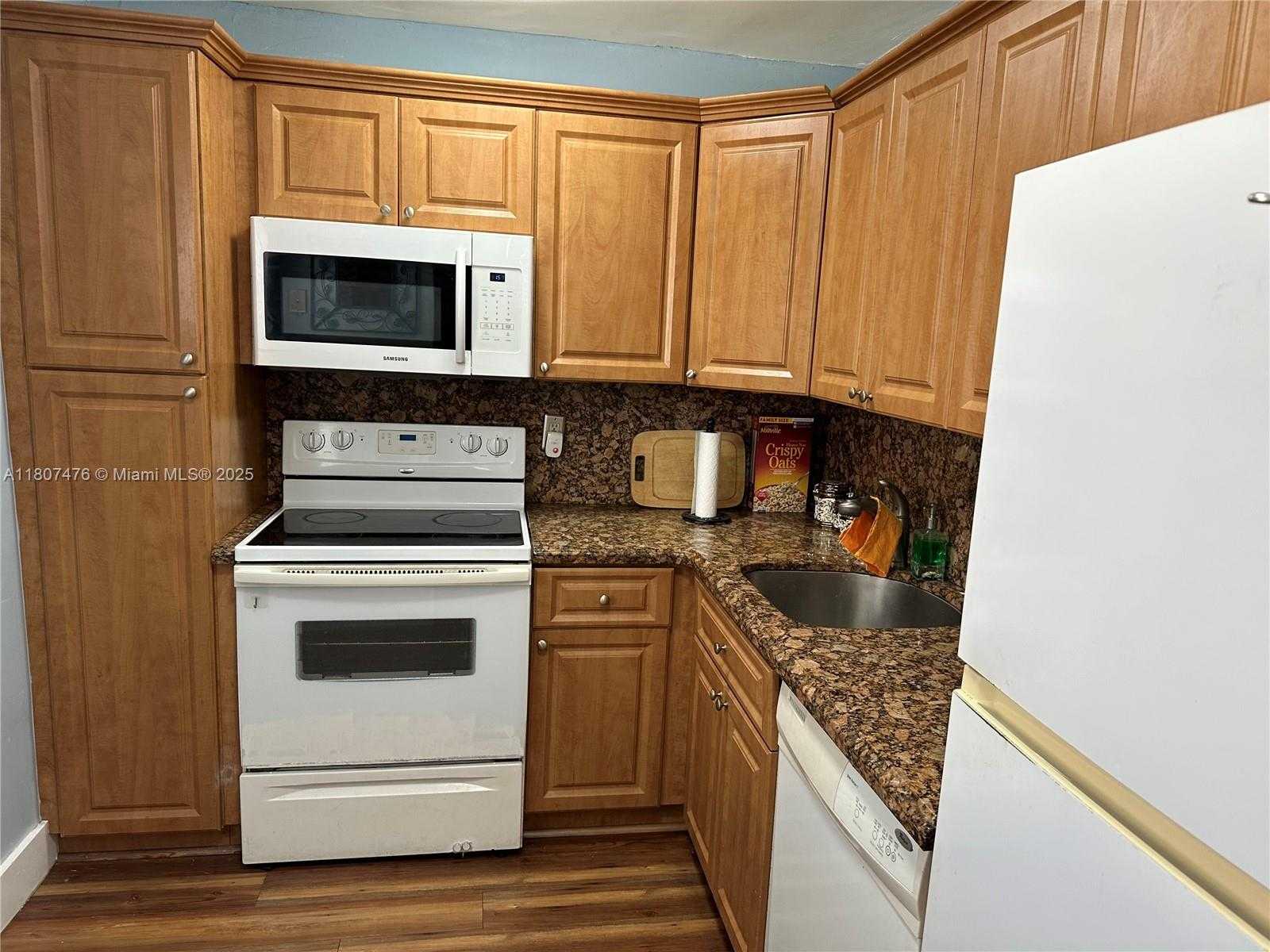 Small Image of 7900 TATUM WATERWAY DR #314, Miami Beach Number 13