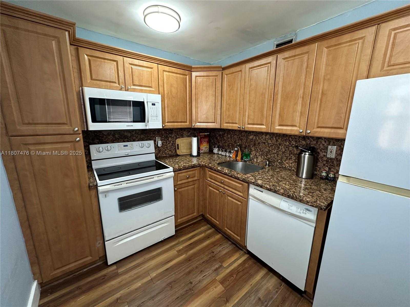 Small Image of 7900 TATUM WATERWAY DR #314, Miami Beach Number 14