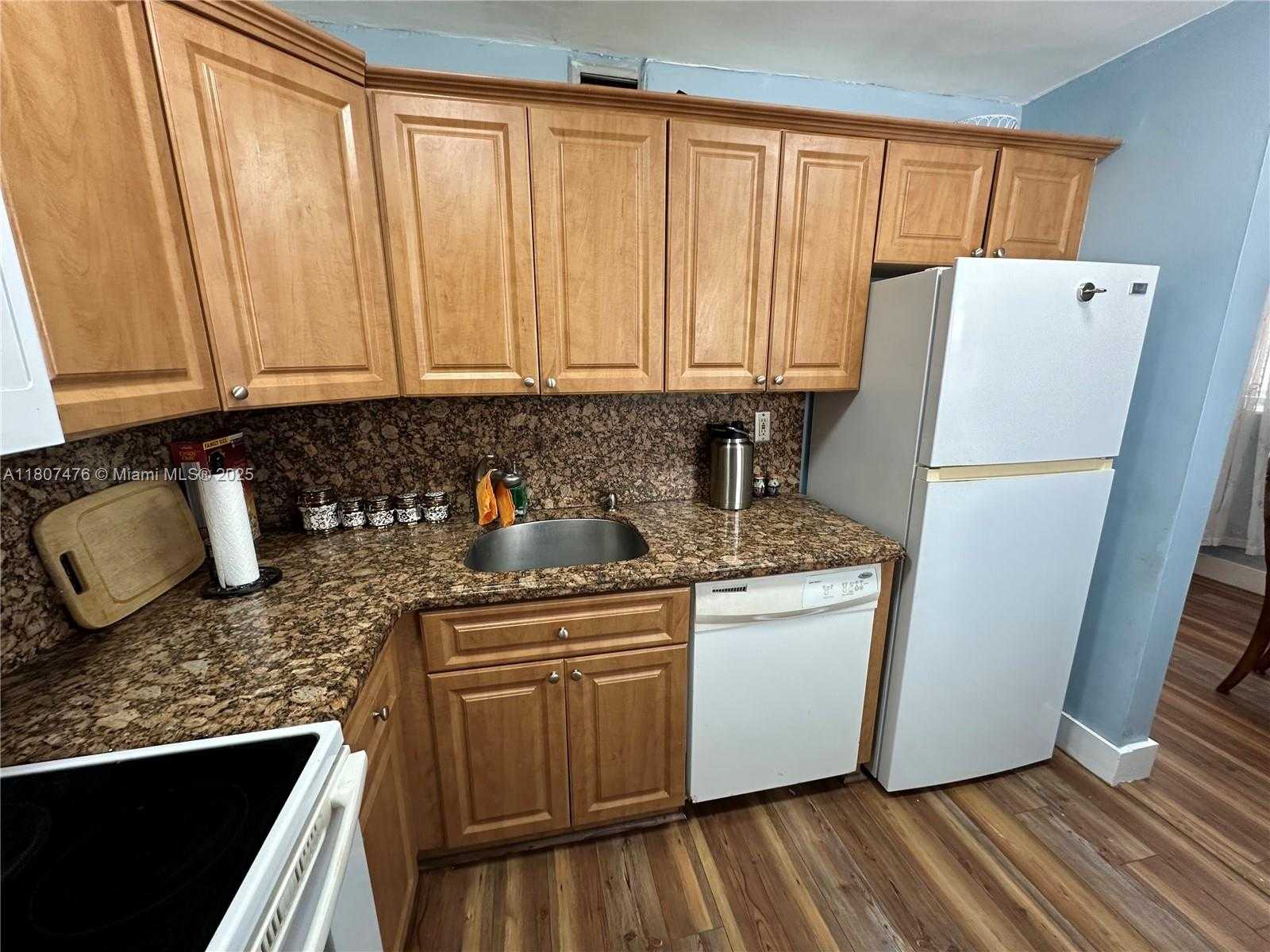 Small Image of 7900 TATUM WATERWAY DR #314, Miami Beach Number 15