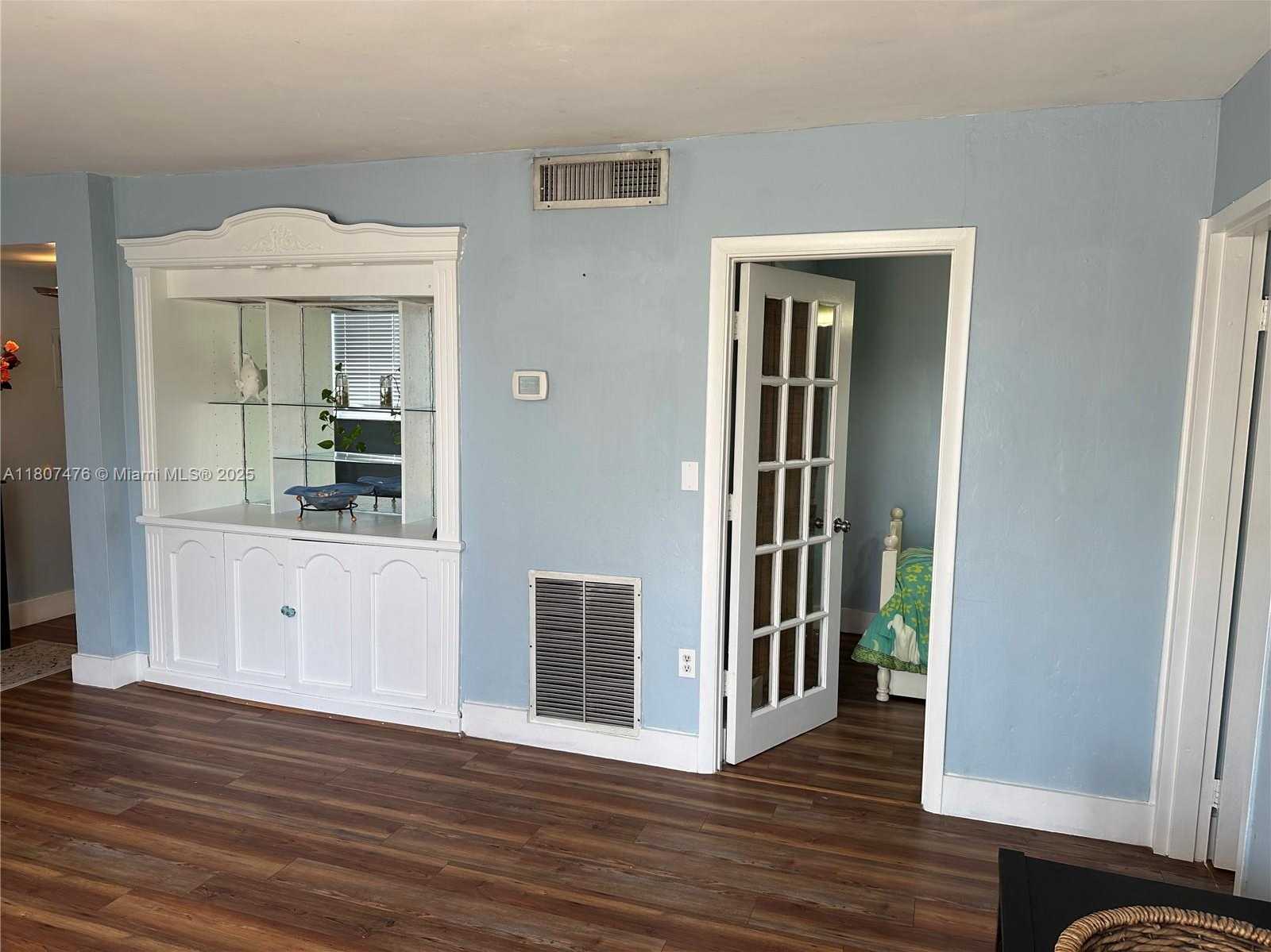 Small Image of 7900 TATUM WATERWAY DR #314, Miami Beach Number 17