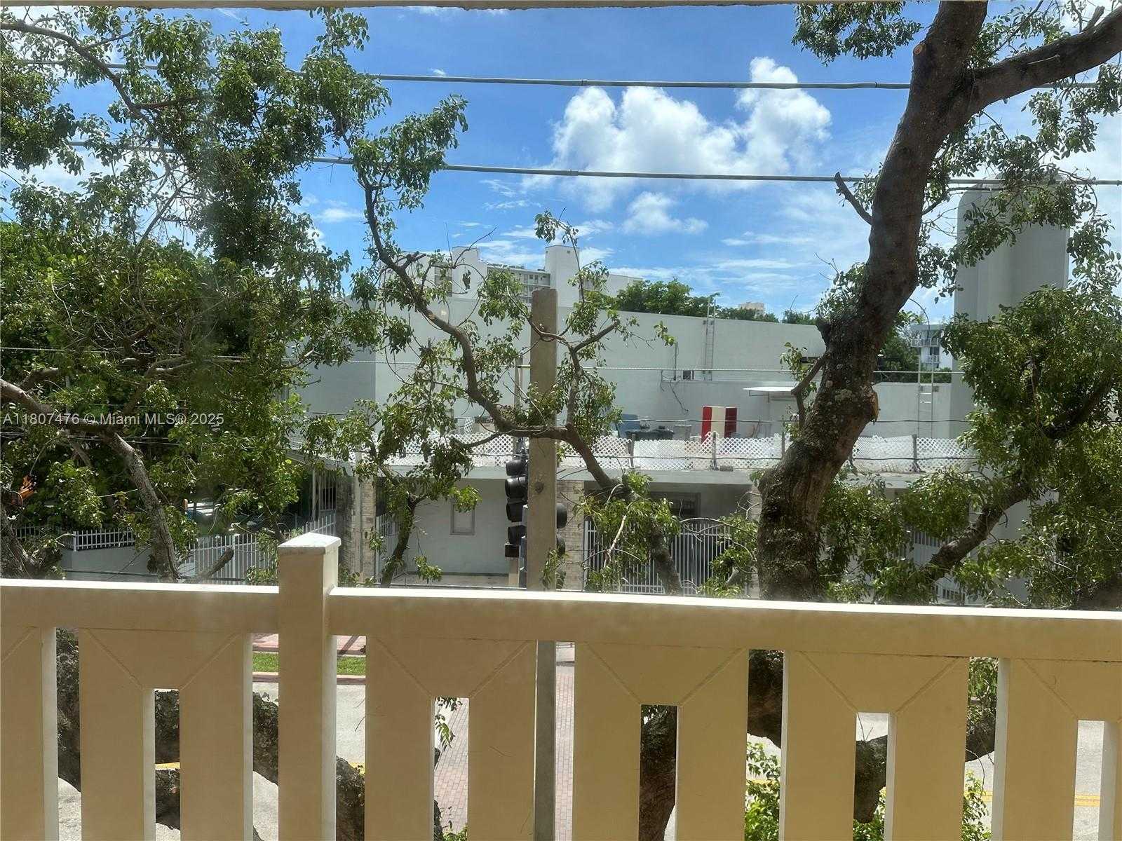 Small Image of 7900 TATUM WATERWAY DR #314, Miami Beach Number 3