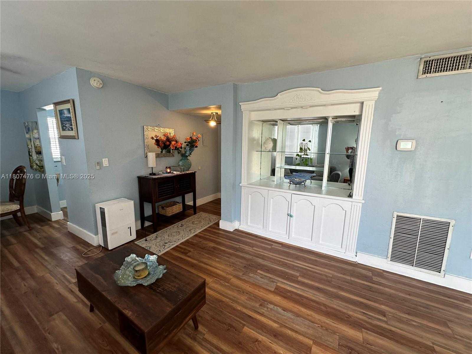 Small Image of 7900 TATUM WATERWAY DR #314, Miami Beach Number 6