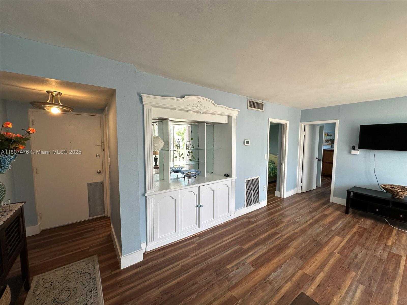 Small Image of 7900 TATUM WATERWAY DR #314, Miami Beach Number 8