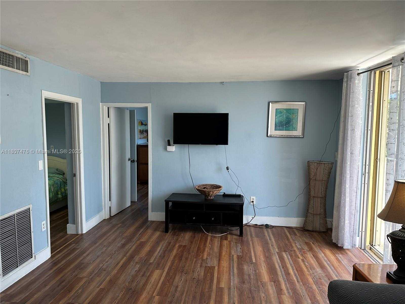 Small Image of 7900 TATUM WATERWAY DR #314, Miami Beach Number 9