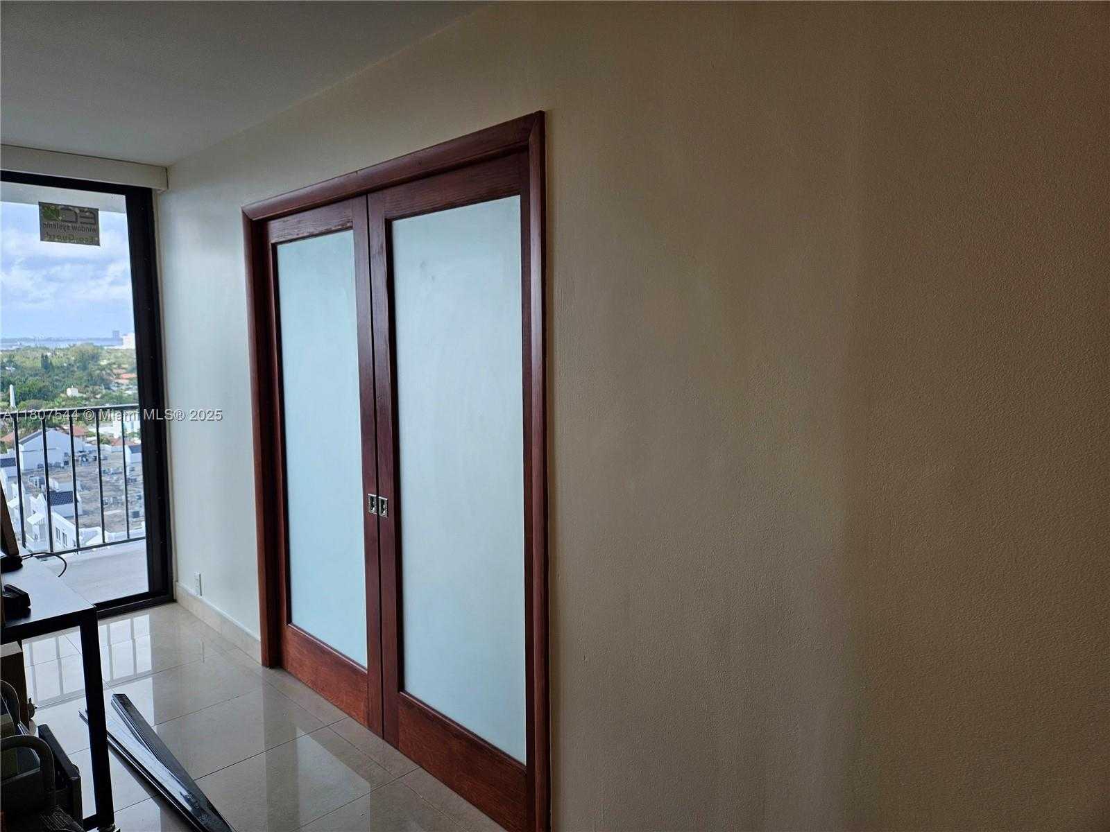 Small Image of 2625 COLLINS AVE #1408, Miami Beach Number 3