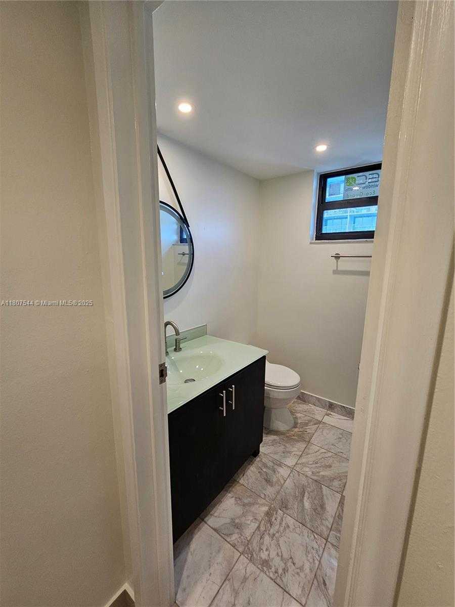Small Image of 2625 COLLINS AVE #1408, Miami Beach Number 4