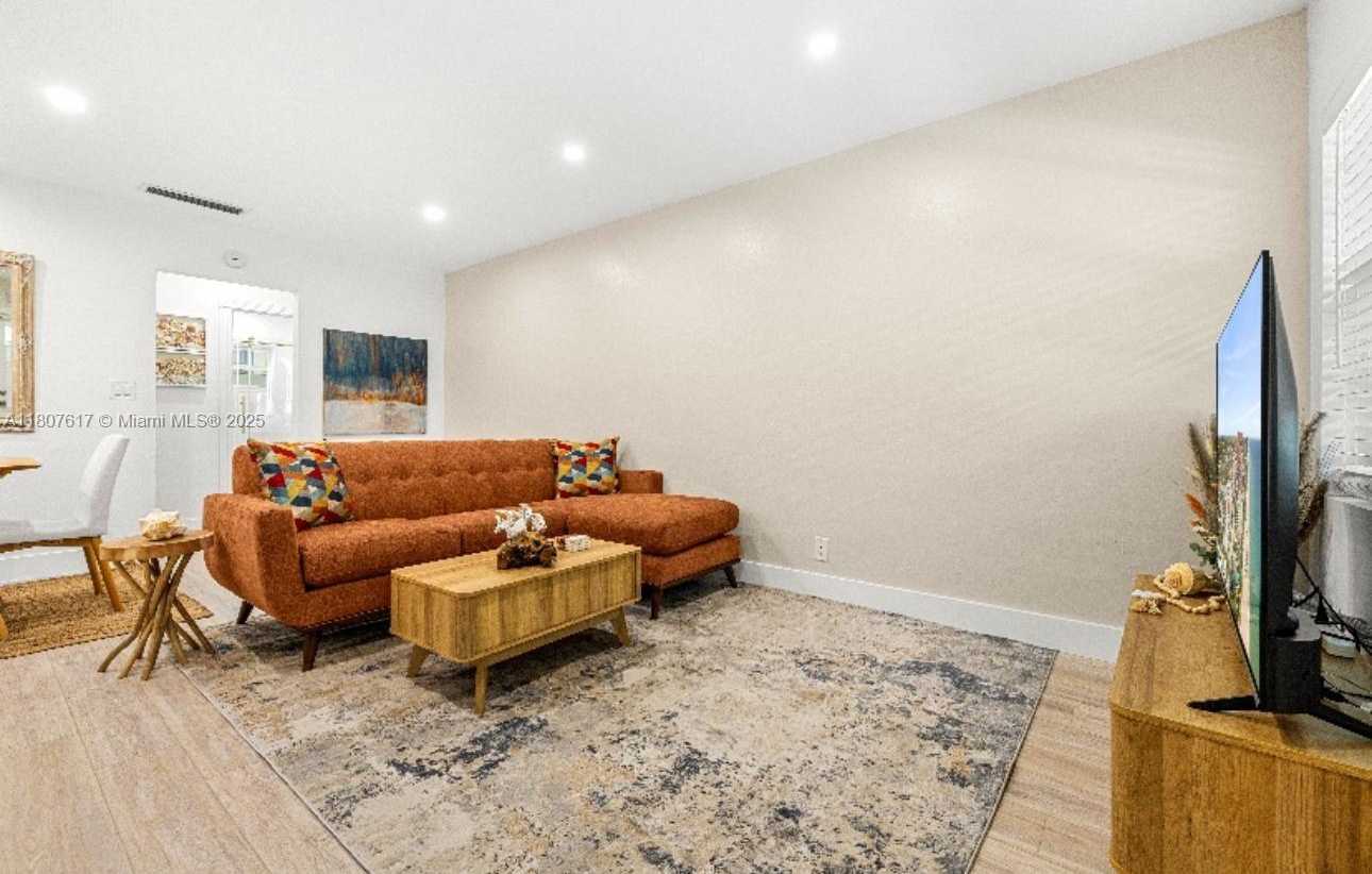 Small Image of 2404 NORTH EAST 33RD AVE #14, Fort Lauderdale Number 4