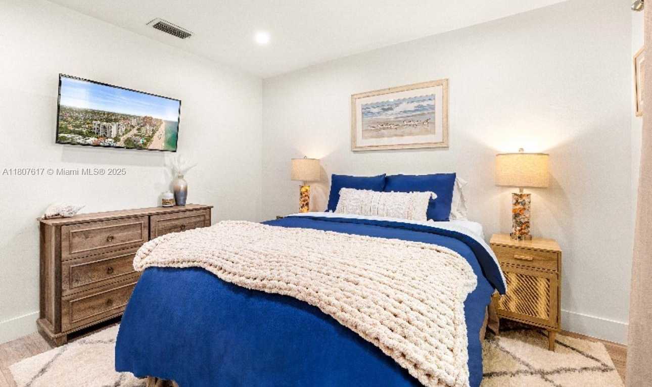Small Image of 2404 NORTH EAST 33RD AVE #14, Fort Lauderdale Number 8