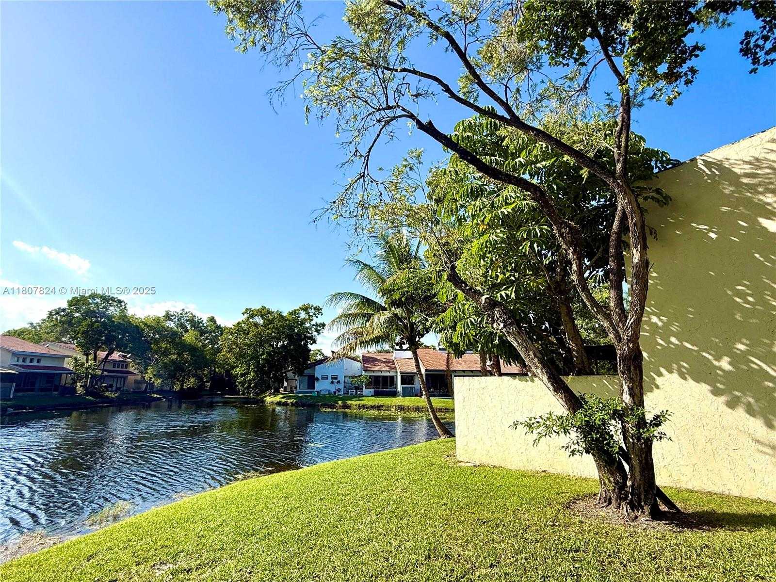 Small Image of 711 EAST COCO PLUM CIR #5, Plantation Number 29