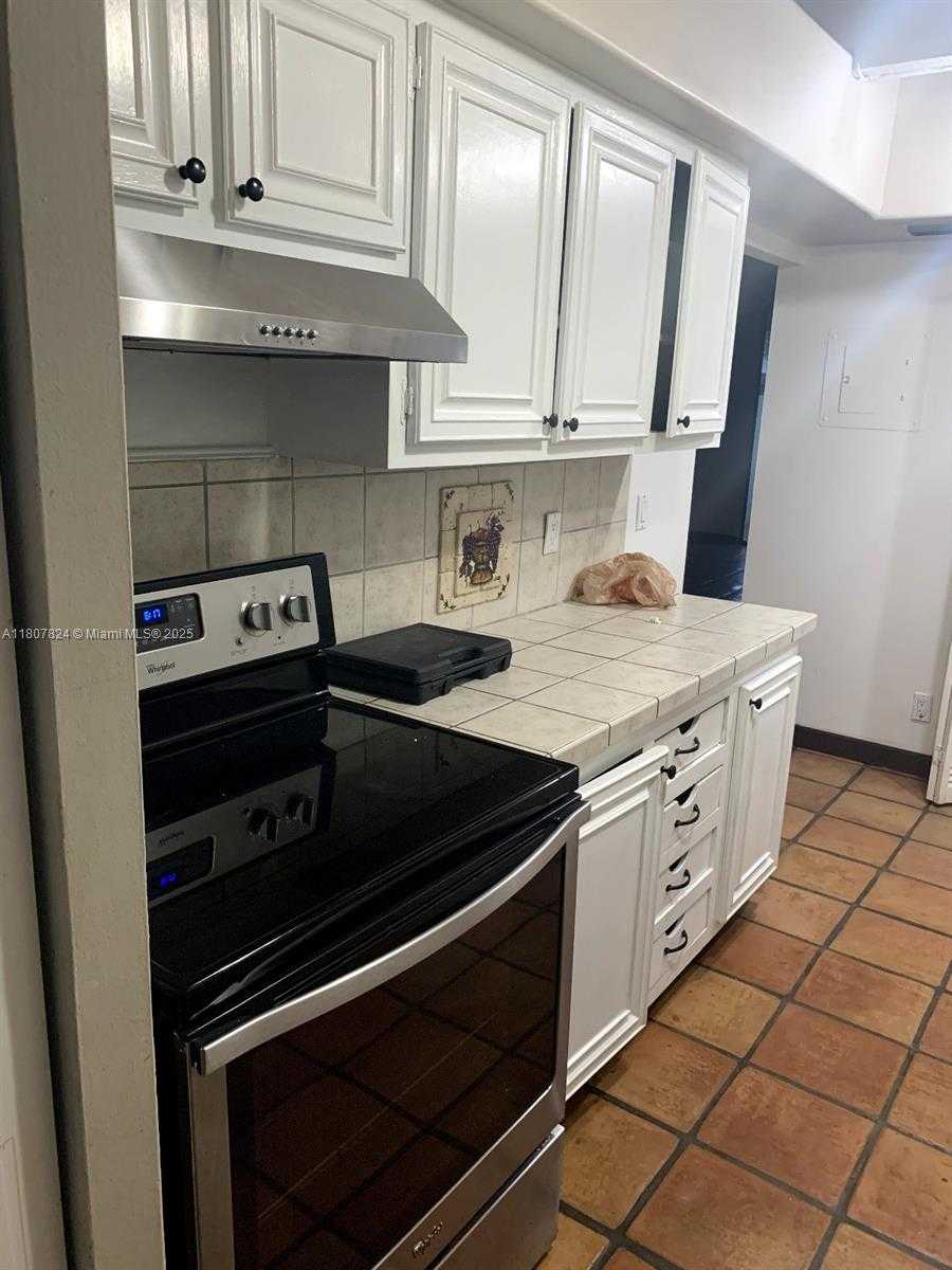 Small Image of 711 EAST COCO PLUM CIR #5, Plantation Number 5