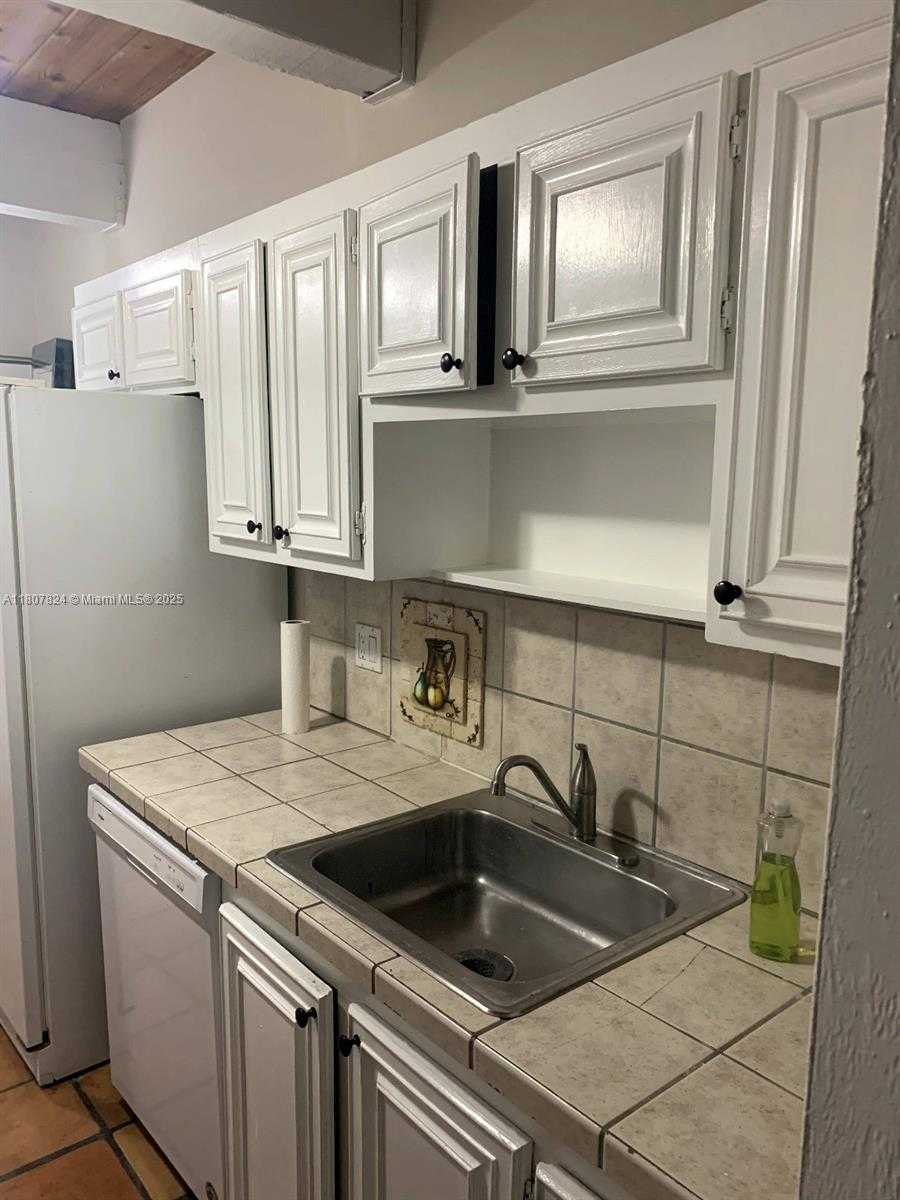 Small Image of 711 EAST COCO PLUM CIR #5, Plantation Number 7