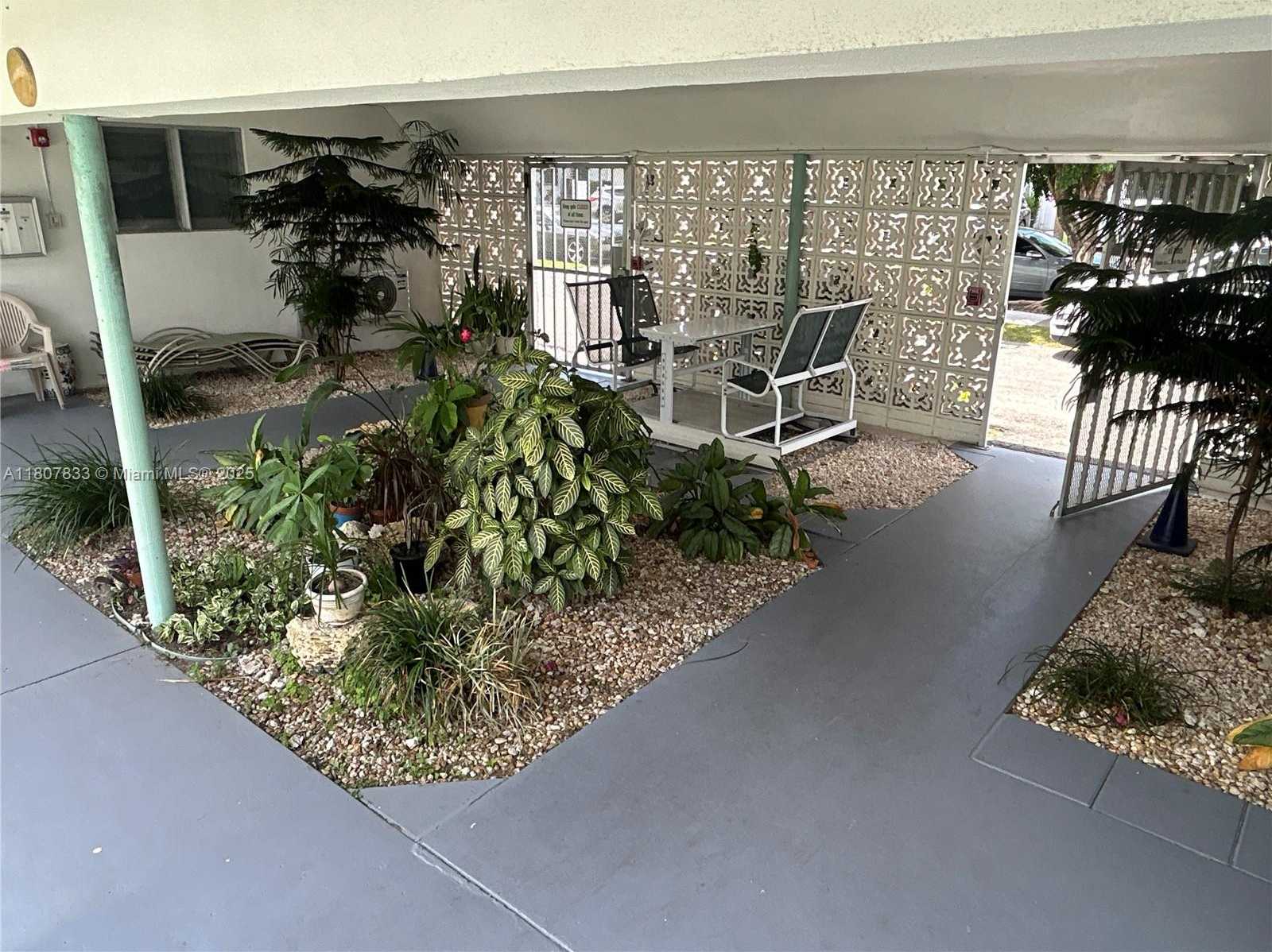 Small Image of 1717 RODMAN ST #18, Hollywood Number 14