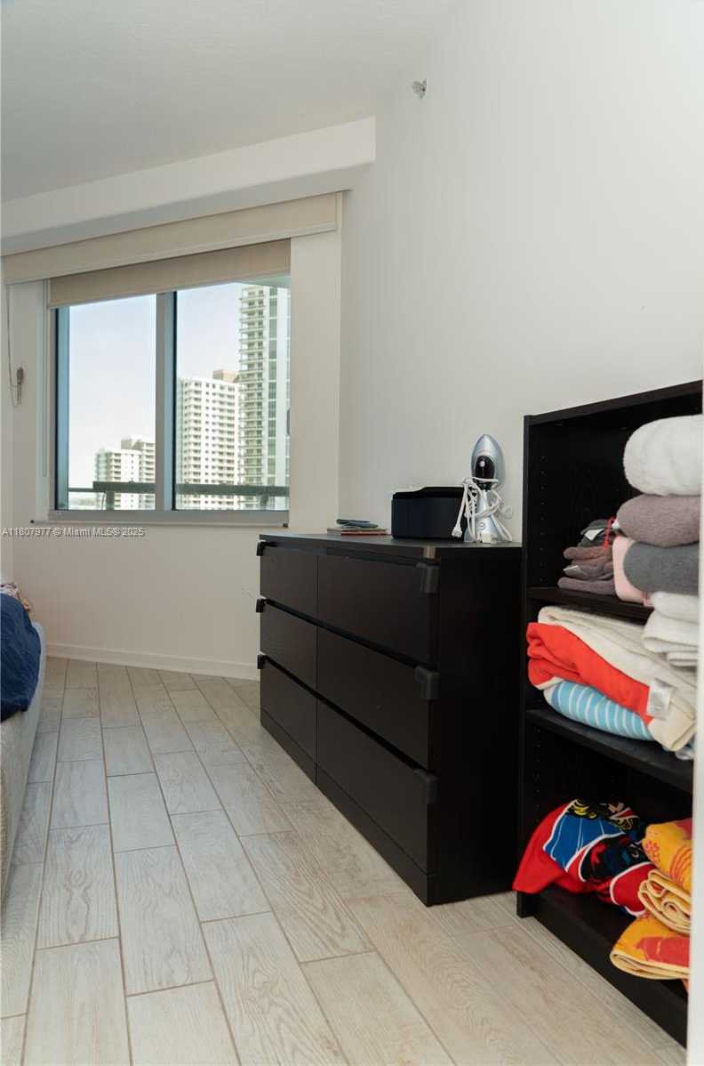 Small Image of 325 SOUTH BISCAYNE BLVD #1521, Miami Number 36