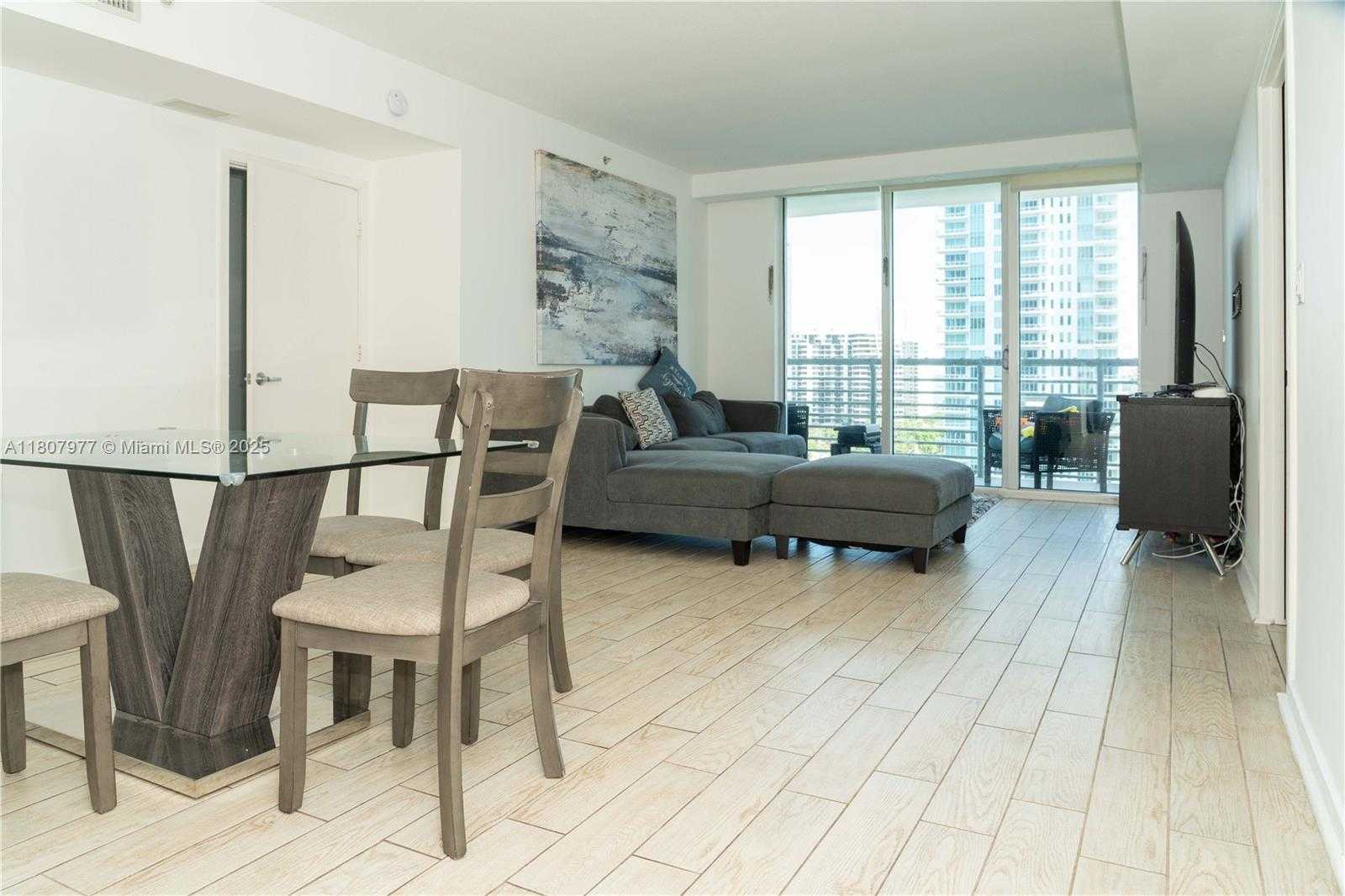 Small Image of 325 SOUTH BISCAYNE BLVD #1521, Miami Number 4