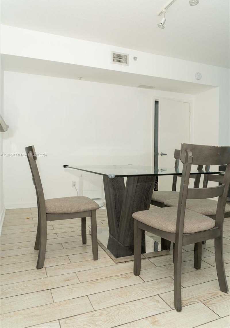 Small Image of 325 SOUTH BISCAYNE BLVD #1521, Miami Number 6
