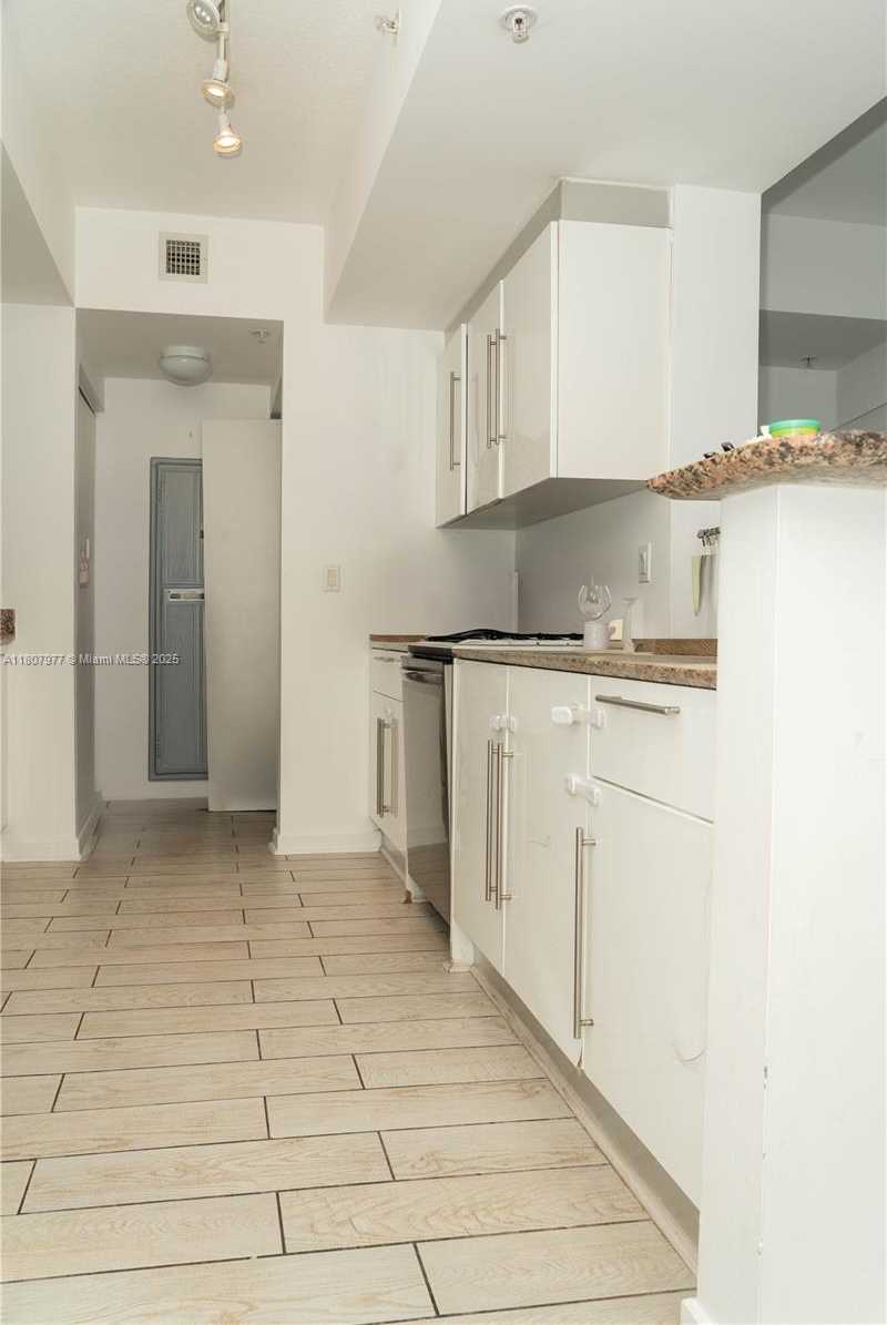 Small Image of 325 SOUTH BISCAYNE BLVD #1521, Miami Number 8