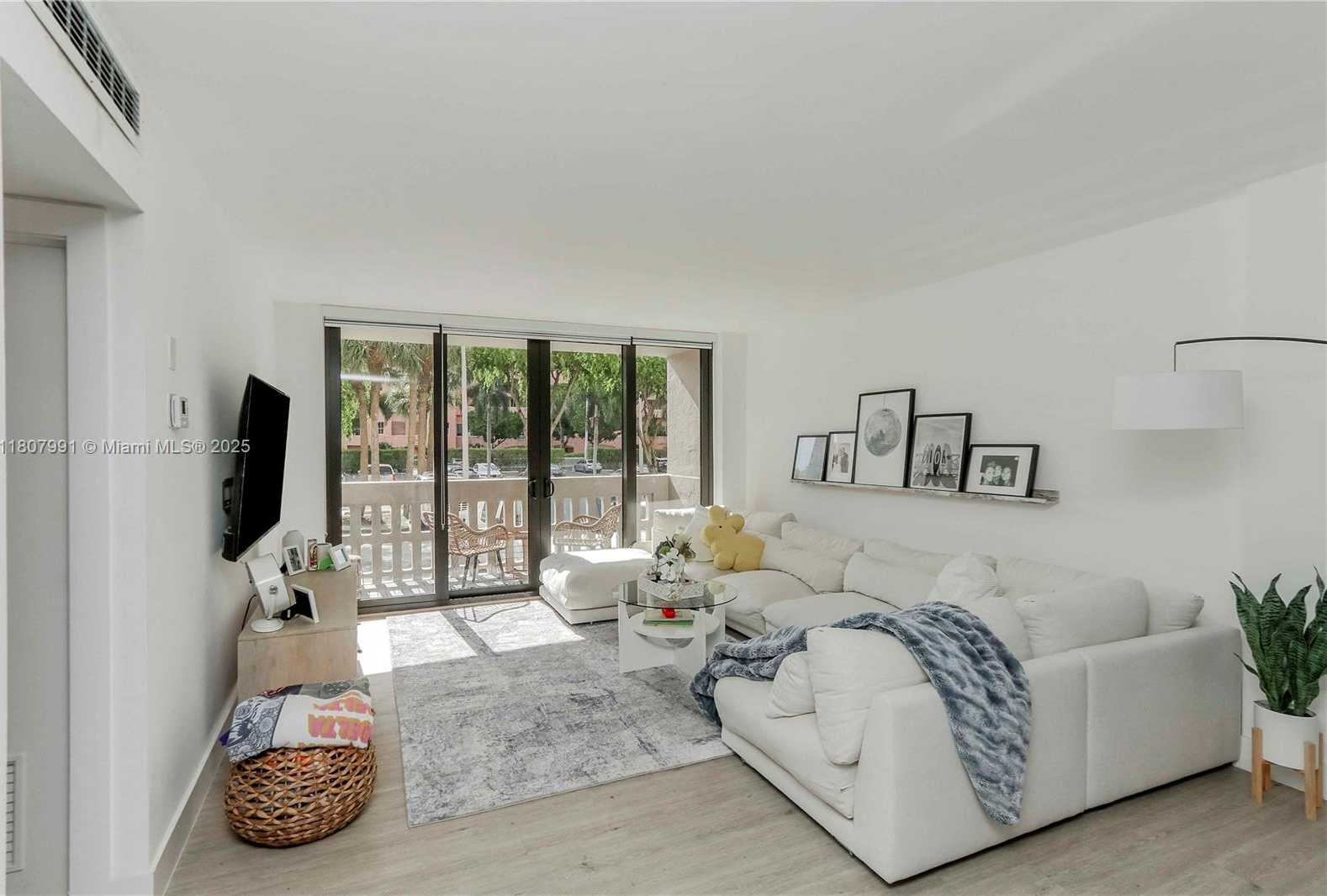 Small Image of 90 EDGEWATER DR #106, Coral Gables Number 7