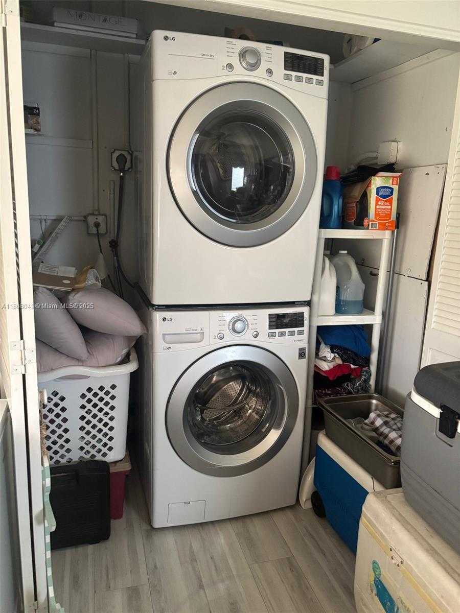 Small Image of 2427 GARLAND CIR #195, Hollywood Number 2