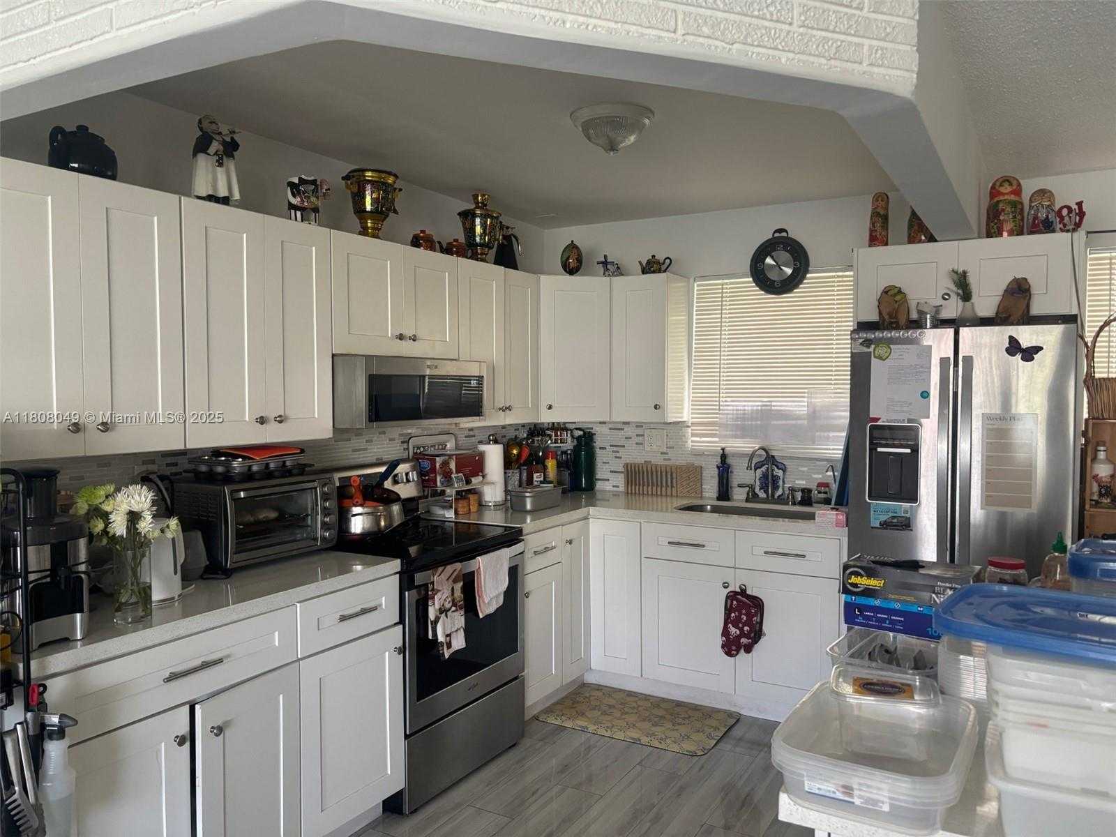 Small Image of 2427 GARLAND CIR #195, Hollywood Number 3
