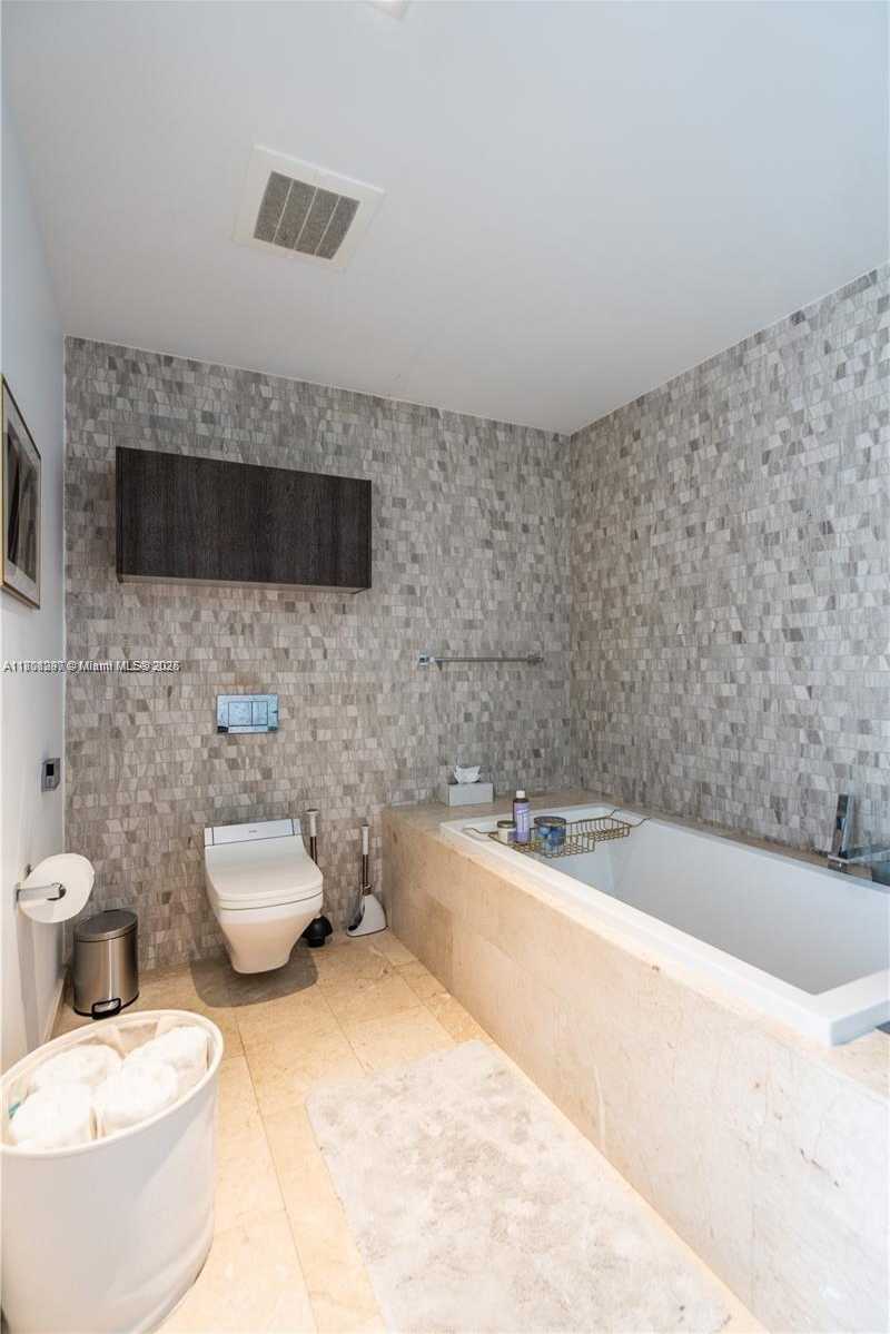 Small Image of 68 SOUTH EAST 6TH ST #1403, Miami Number 16
