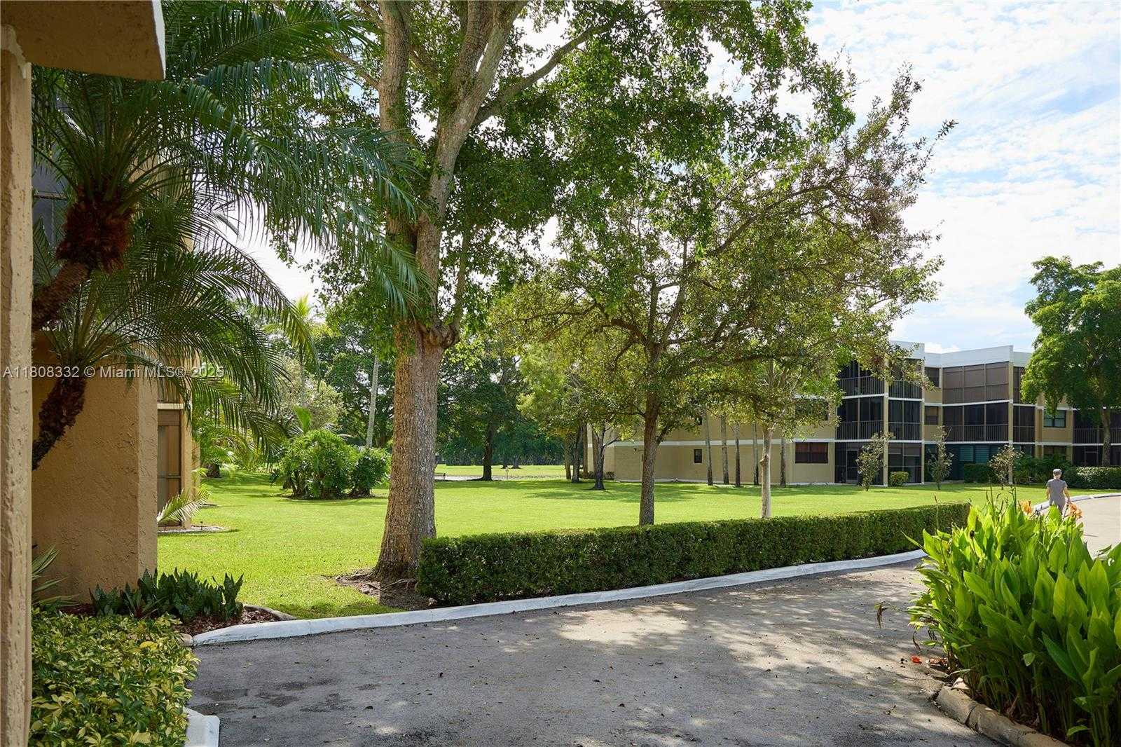 Small Image of 16175 GOLF CLUB RD #308, Weston Number 5