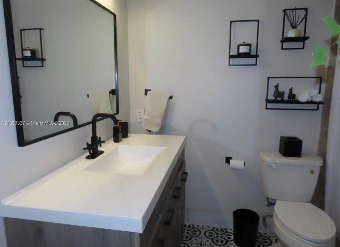 Small Image of 3900 NORTH HILLS DR #303, Hollywood Number 12