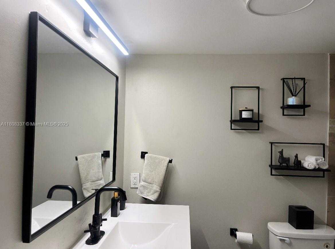 Small Image of 3900 NORTH HILLS DR #303, Hollywood Number 13