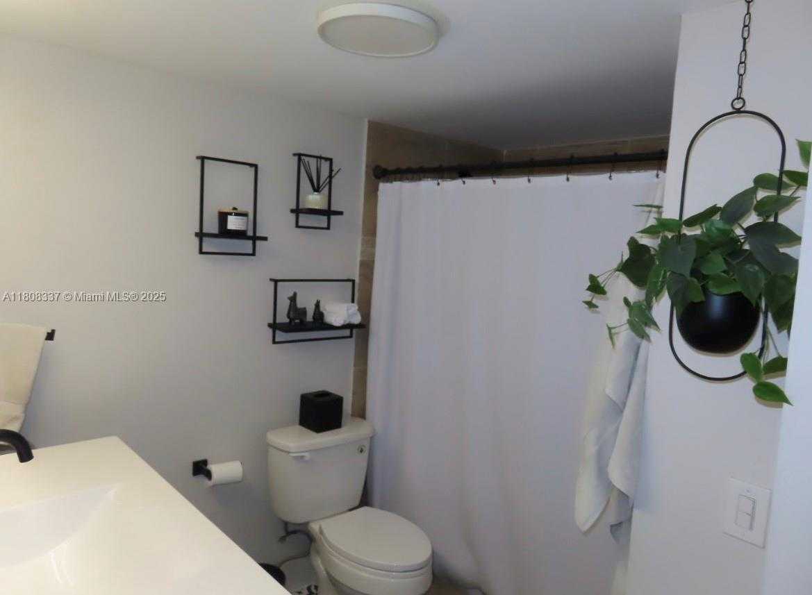 Small Image of 3900 NORTH HILLS DR #303, Hollywood Number 14
