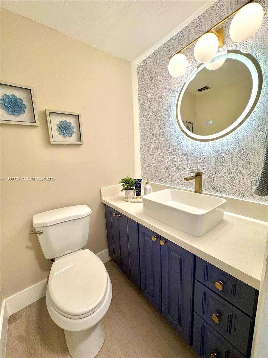 Small Image of 300 BAYVIEW DR #1801, Sunny Isles Beach Number 12