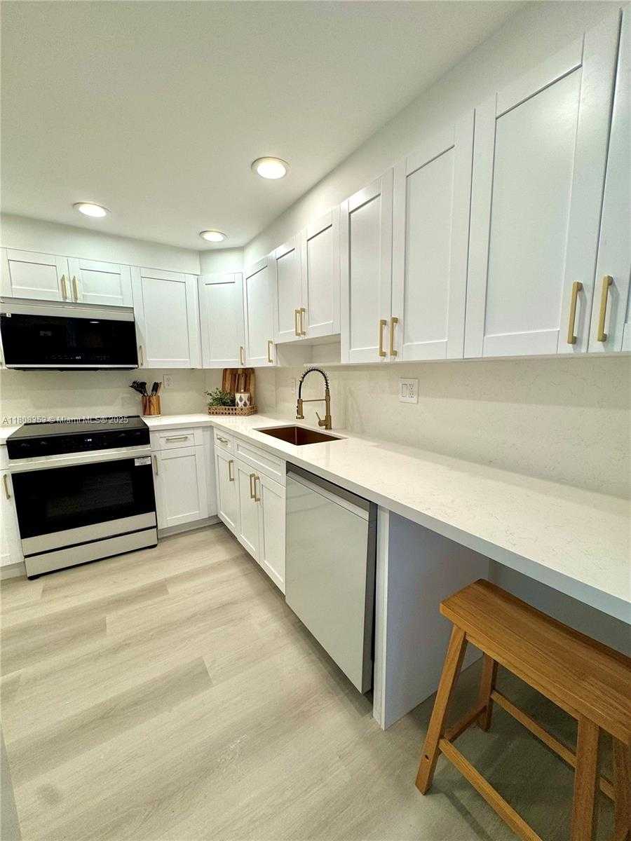 Small Image of 300 BAYVIEW DR #1801, Sunny Isles Beach Number 13