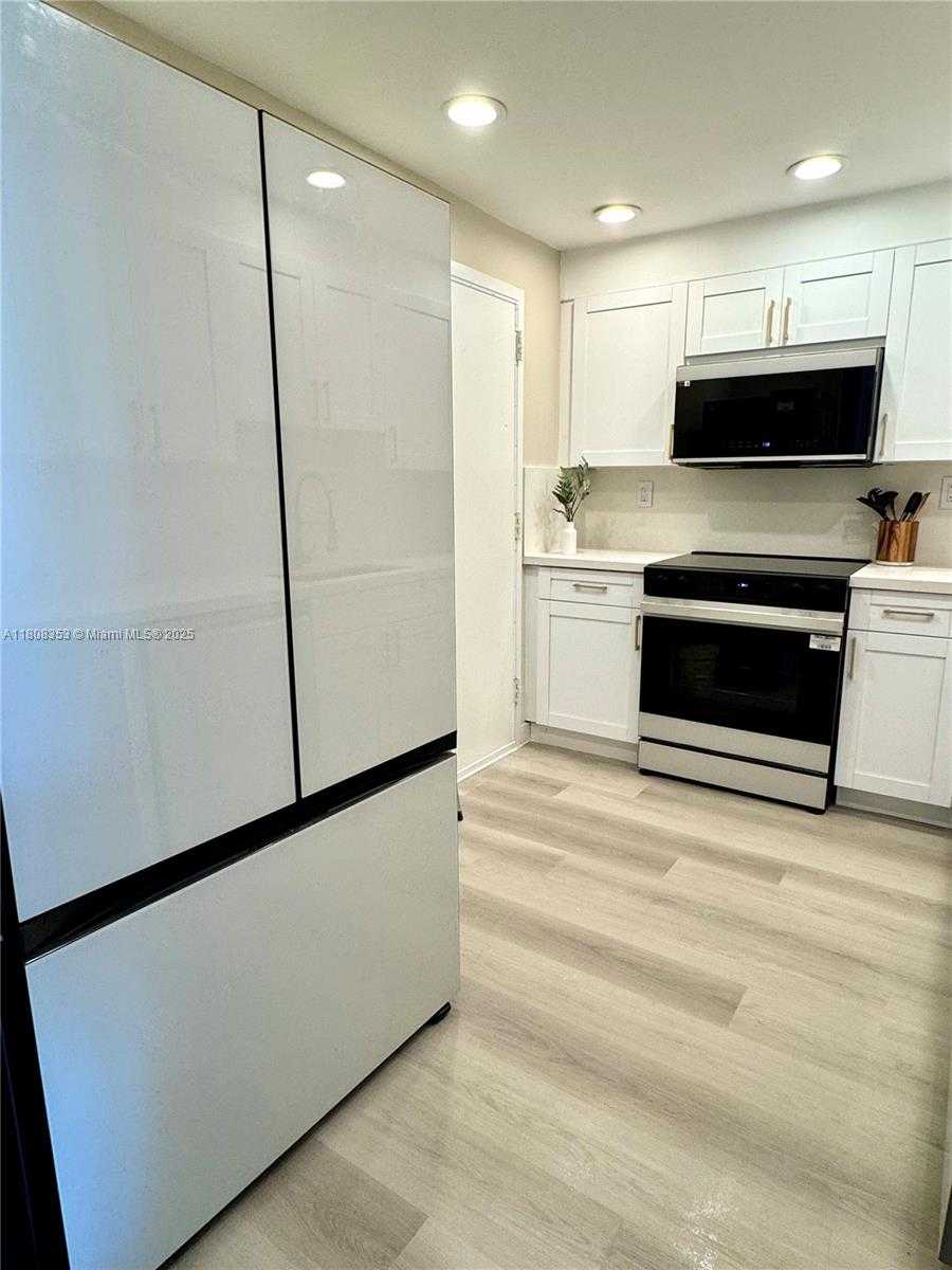Small Image of 300 BAYVIEW DR #1801, Sunny Isles Beach Number 14