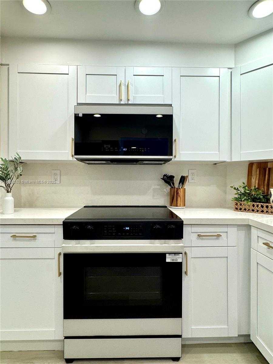 Small Image of 300 BAYVIEW DR #1801, Sunny Isles Beach Number 15