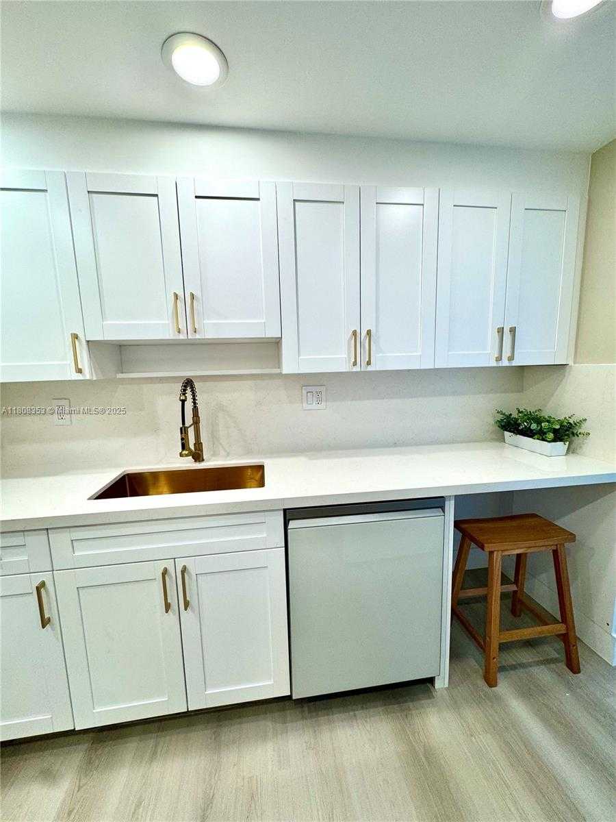 Small Image of 300 BAYVIEW DR #1801, Sunny Isles Beach Number 16