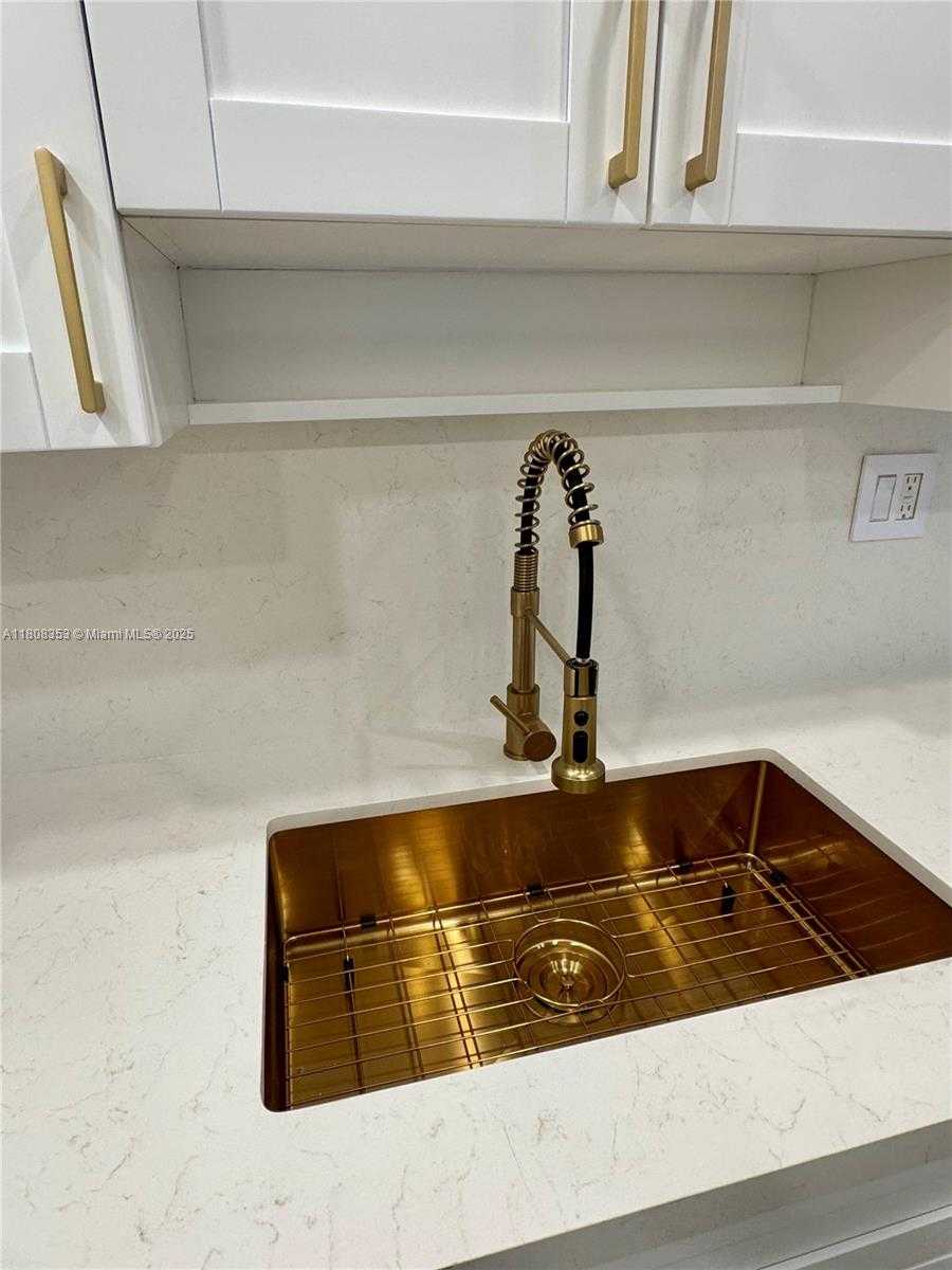 Small Image of 300 BAYVIEW DR #1801, Sunny Isles Beach Number 17