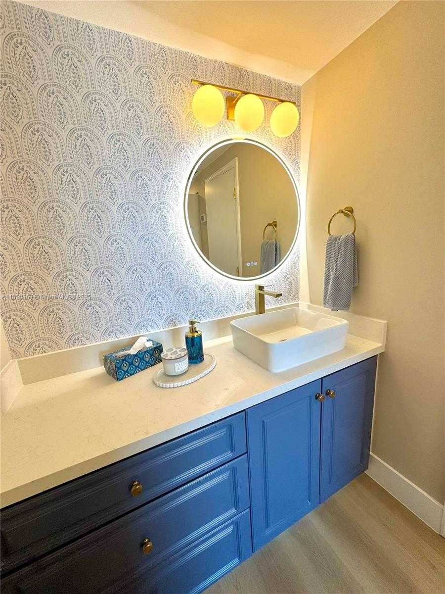 Small Image of 300 BAYVIEW DR #1801, Sunny Isles Beach Number 18