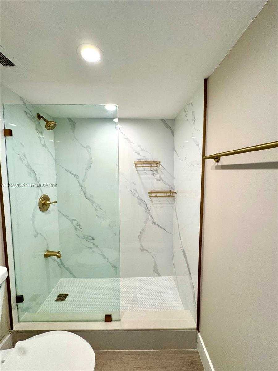 Small Image of 300 BAYVIEW DR #1801, Sunny Isles Beach Number 19