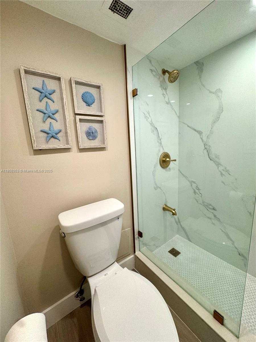 Small Image of 300 BAYVIEW DR #1801, Sunny Isles Beach Number 20