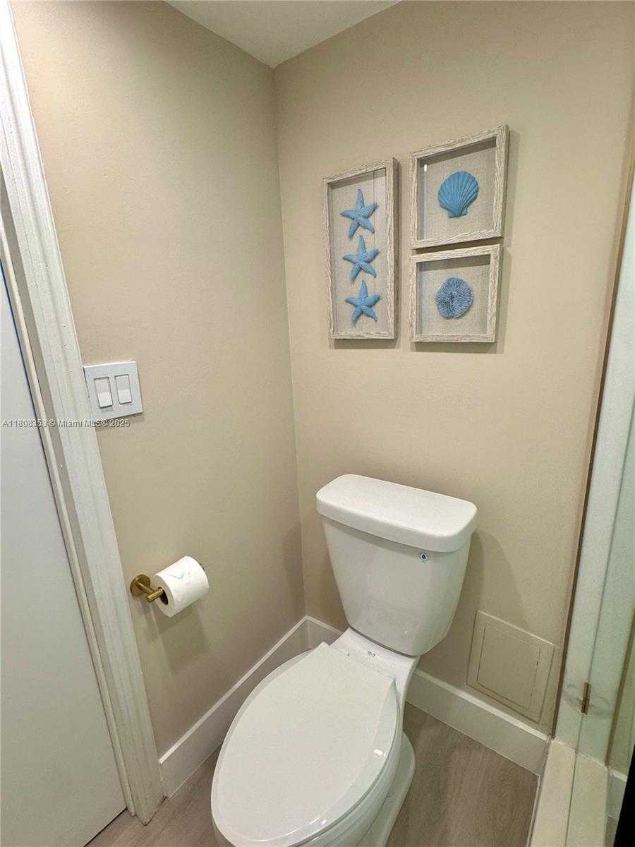 Small Image of 300 BAYVIEW DR #1801, Sunny Isles Beach Number 21