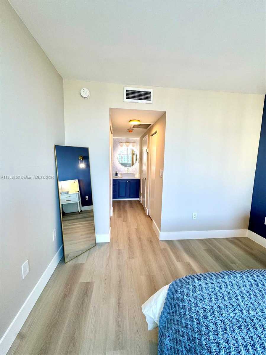 Small Image of 300 BAYVIEW DR #1801, Sunny Isles Beach Number 22