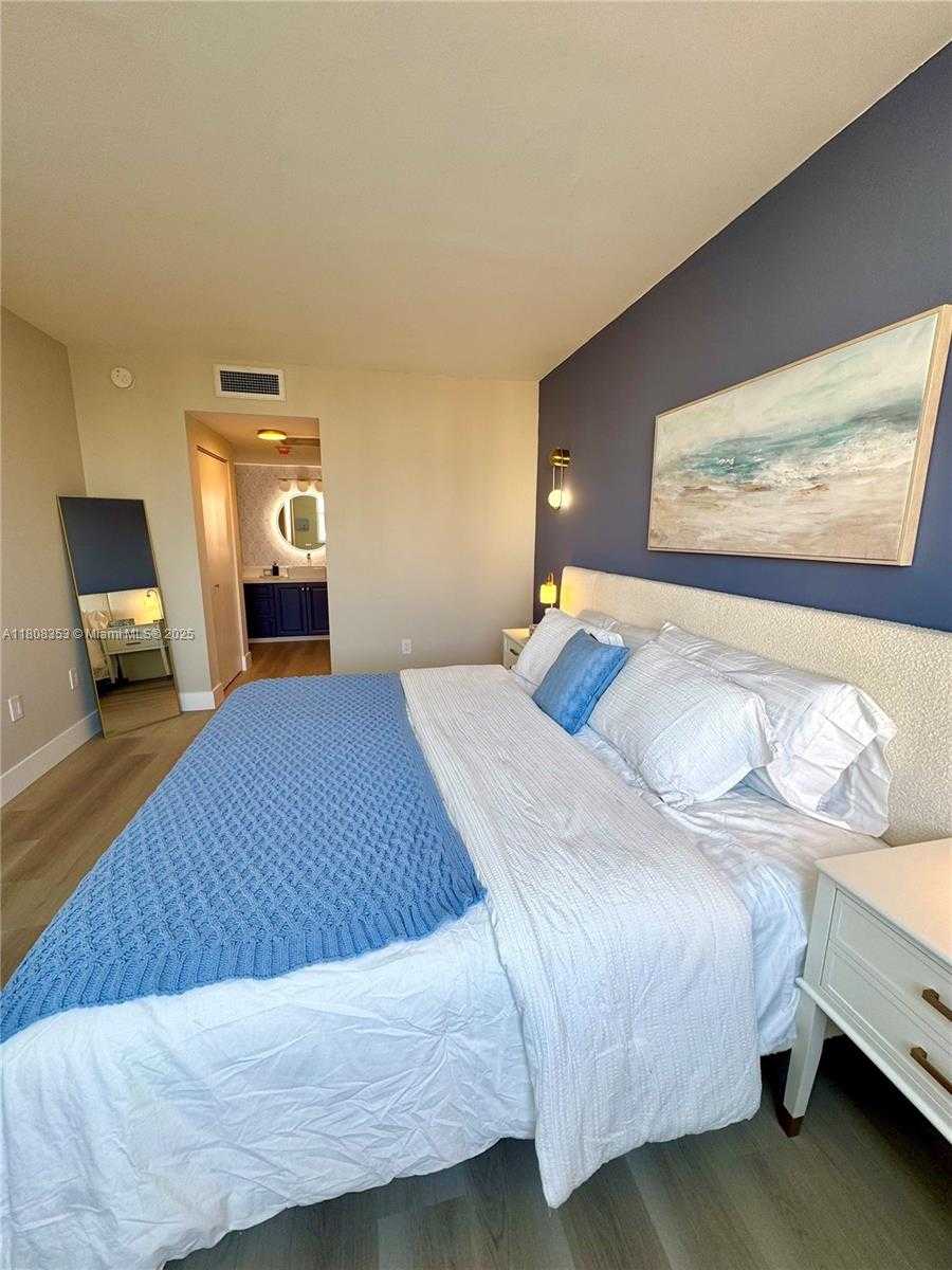 Small Image of 300 BAYVIEW DR #1801, Sunny Isles Beach Number 23