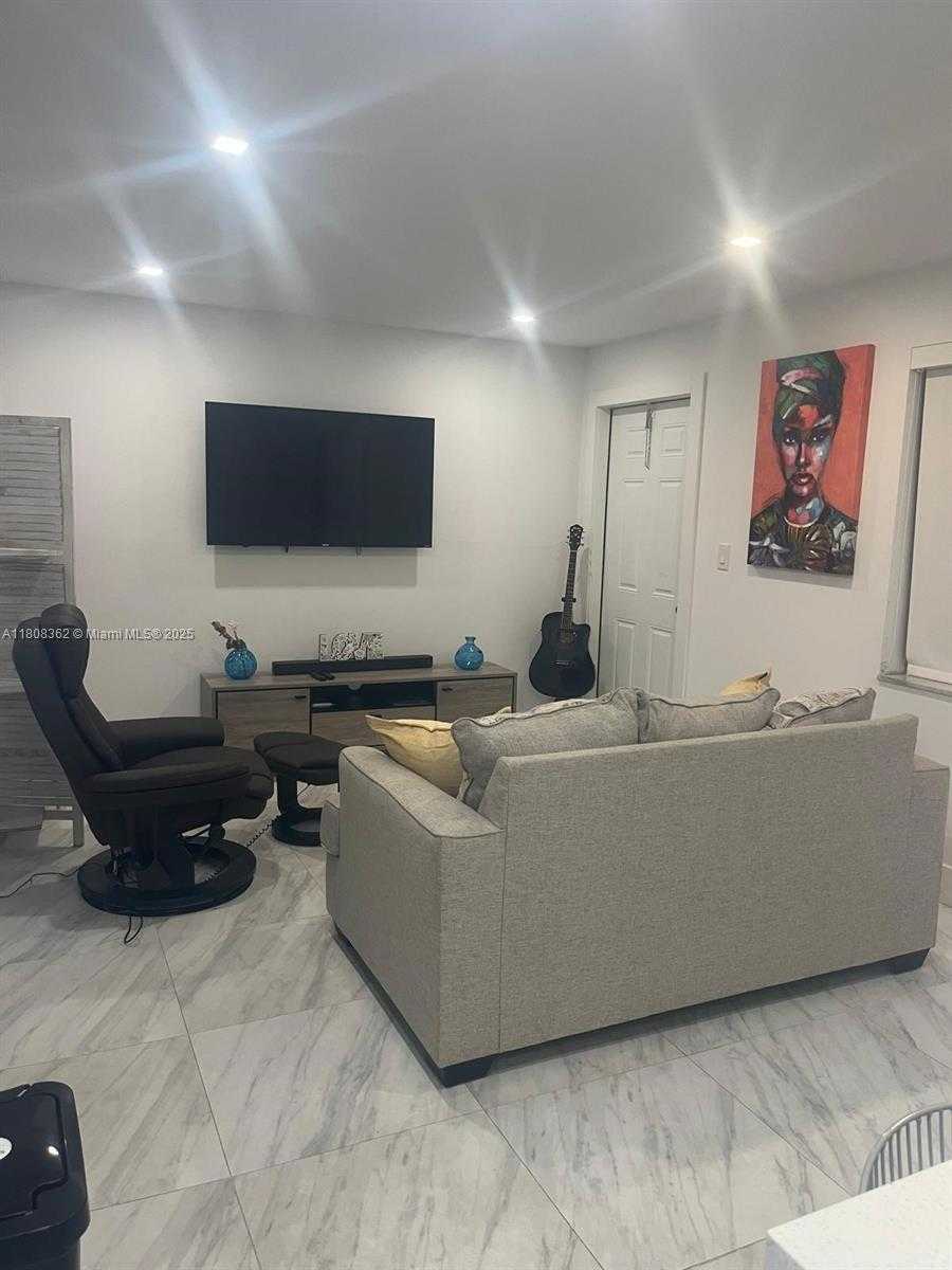 Small Image of 2145 PIERCE ST #422, Hollywood Number 5