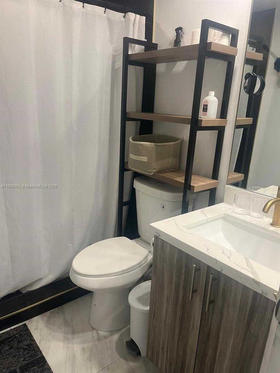 Small Image of 2145 PIERCE ST #422, Hollywood Number 8