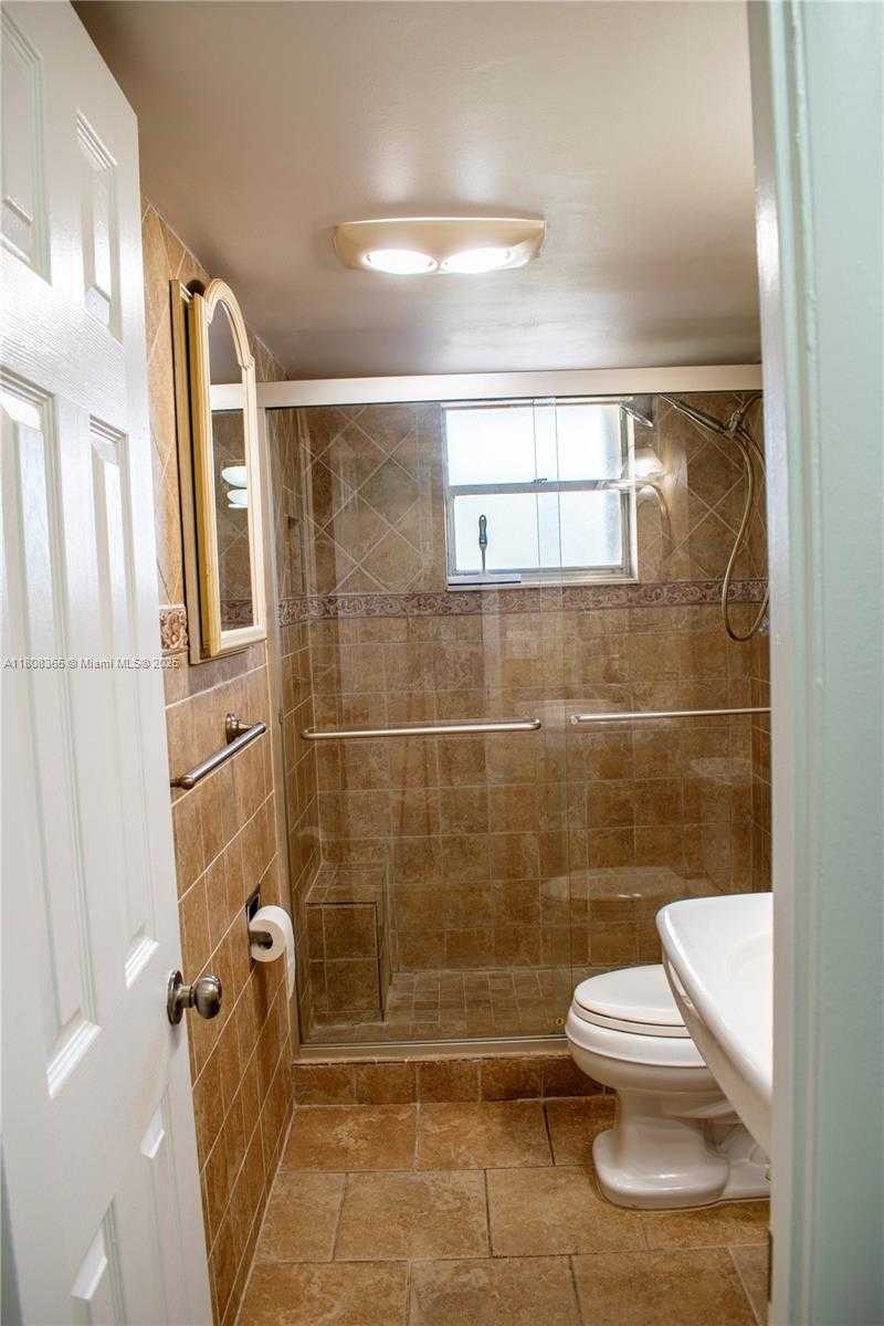 Small Image of 3090 HOLIDAY SPRINGS BLVD #305, Margate Number 12