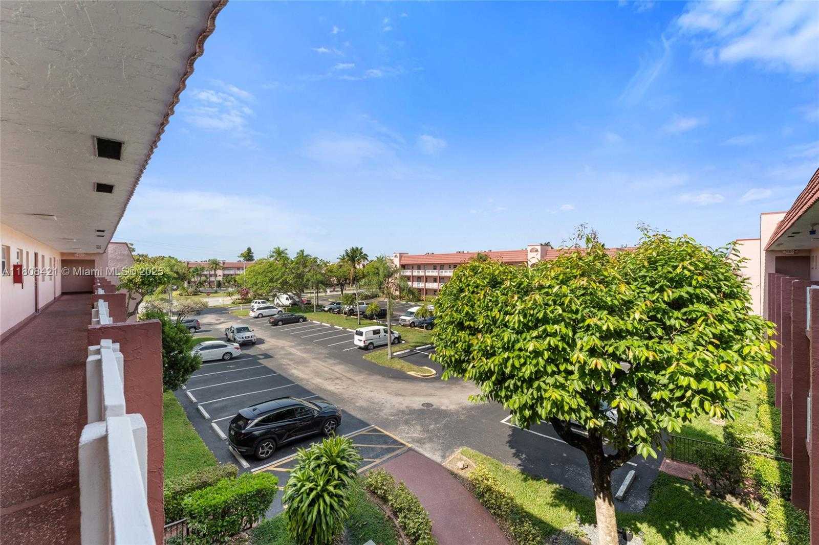 Small Image of 9401 SUNRISE LAKES BLVD #307, Sunrise Number 4