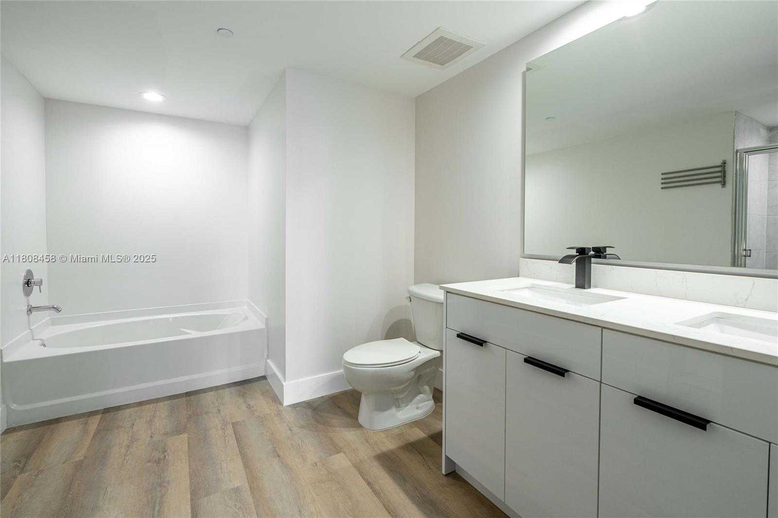 Small Image of 950 Brickell Bay Dr, Miami, FL 33131, USA Number 10