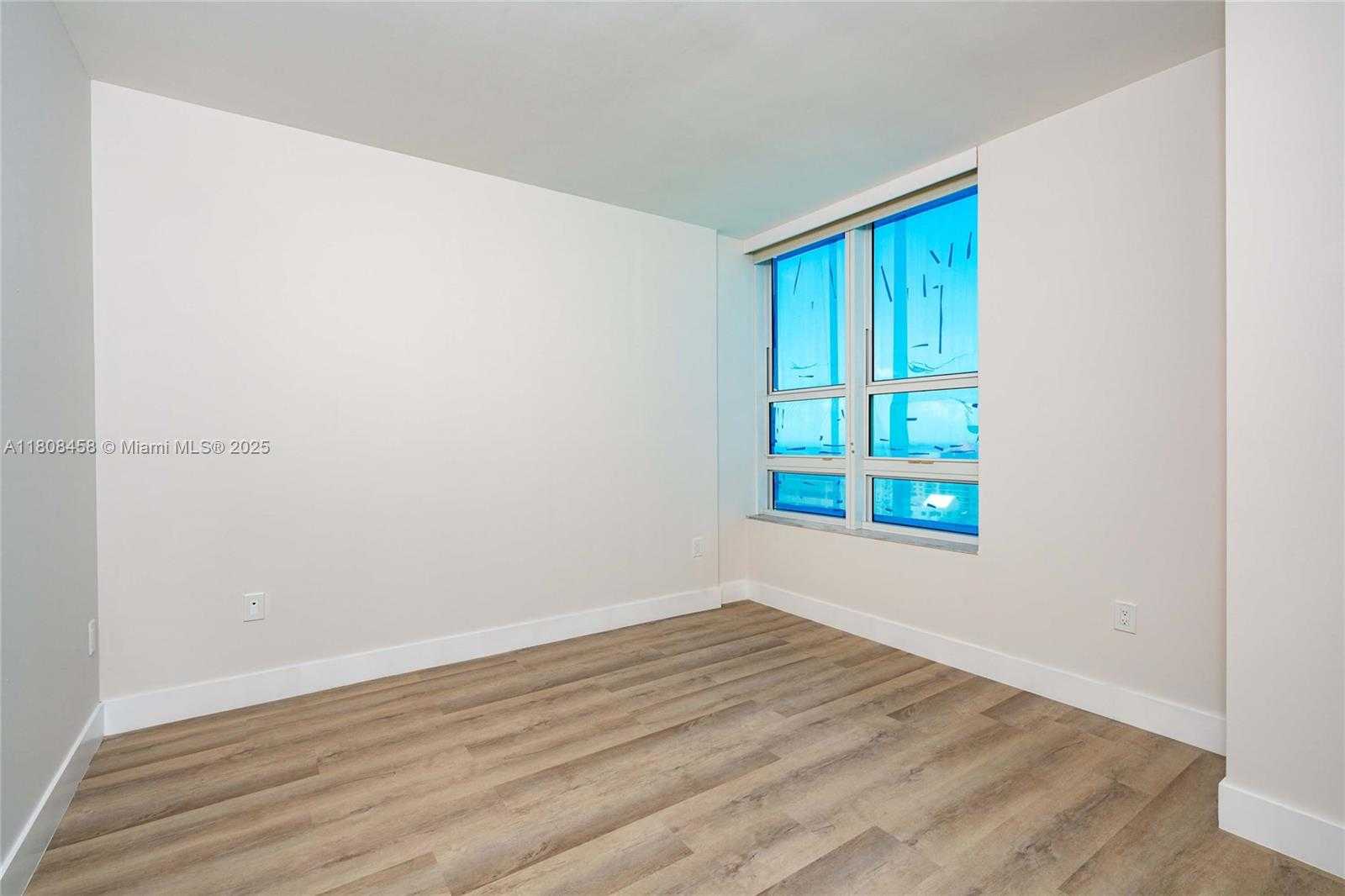 Small Image of 950 Brickell Bay Dr, Miami, FL 33131, USA Number 11
