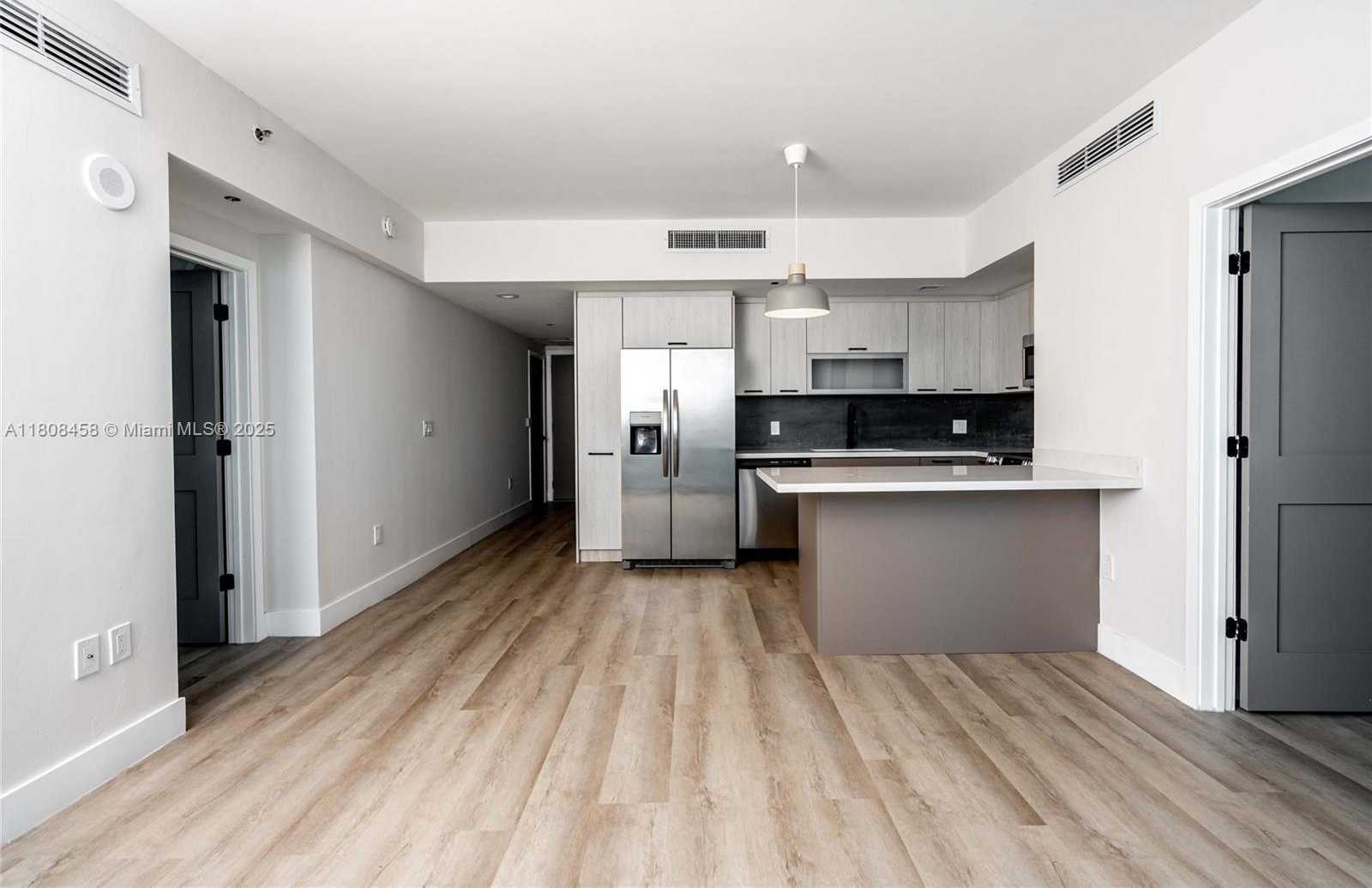 Small Image of 950 Brickell Bay Dr, Miami, FL 33131, USA Number 5